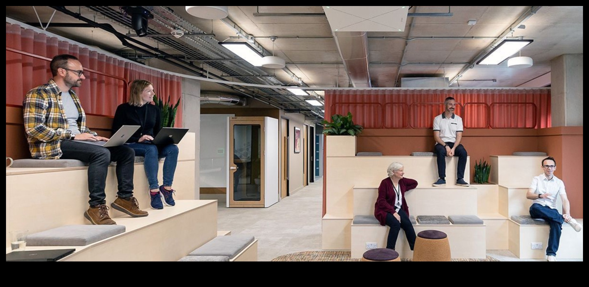 Îmbrățișarea viitorului Revoluționarea spațiilor de lucru cu dispozitivele electronice de birou de nouă generație 4 Revoluționarea spațiilor de lucru: tehnologii de ultimă generație în electronicele de birou