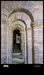 Arhitravele Aureliane: caracteristici arhitecturale în arcade romane